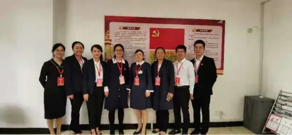 新一届团委委员合影